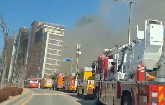 14일 오전 부산 기장군 반얀트리 호텔 신축 공사장에서 화재가 발생해 현재까지 6명이 심정지 상태에 빠졌다. 뉴스1