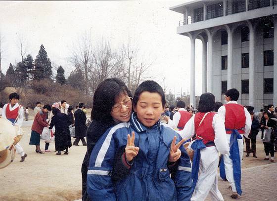 1987년 고려대에 정착해 대학생 형, 누나들의 보살핌을 받으며 자라난 정돌이(송귀철). 사진 인디라인