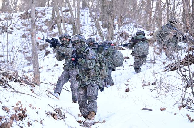 ▲ 육군 6사단 장병들이 최근 철원군 일대에서 매서운 한파를 극복하며 혹한기 훈련을 하고 있다.