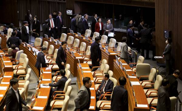 14일 국회 본회의에서 국민의힘 의원들이 ‘헌법재판소 재판관 마은혁 임명 촉구 결의안’ 상정에 항의하며 퇴장하고 있다. 연합뉴스
