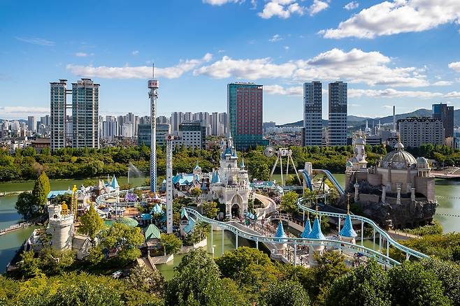 Aerial view of Lotte World in Jamsil, Seoul (Lotte World)