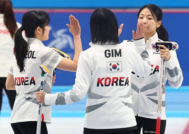 South Korean women's curling team during the finals against China at Harbin Pingfang District Curling Arena in China, Friday (Yonhap)