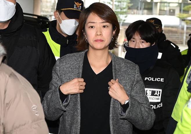 고민정 더불어민주당 인권위원장이 10일 서울 중구 국가인권위에서 열린 ‘국가인권위원회 제2차 전원위원회’에 참석하기 위해 입장하고 있다. 유희태 기자