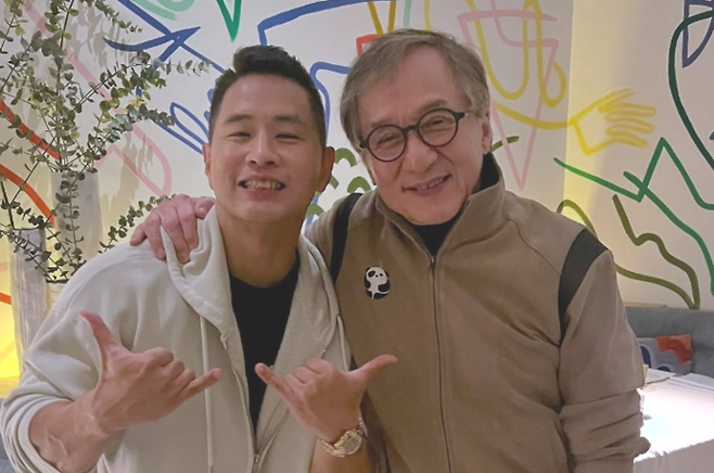 성룡과 함께 사진 찍은 유승준. [사진출처 = 인스타그램]