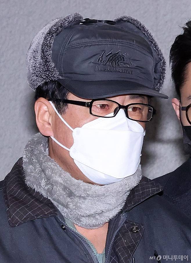 12·3 비상계엄 사태를 사전에 모의한 혐의를 받는 노상원 전 정보사령관이 24일 서울 은평구 서부경찰서에서 검찰로 송치되고 있다.   민간인 신분인 노 전 사령관은 박근혜 정부에서 정보사령관을 지낸 인물로 육군사관학교 선배인 김용현 전 국방부 장관을 도와 포고령을 작성하는 등 계엄을 사전에 기획한 혐의를 받고 있다. 2024.12.24/뉴스1  Copyright (C) 뉴스1. All rights reserved. 무단 전재 및 재배포,  AI학습 이용 금지.