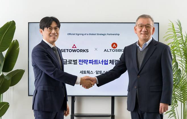 조충연 세토웍스 대표(사진 왼쪽)와 박한진 알토스비즈 대표가 서울 삼성동 소재의 세토스퀘어에서 양사 해외 판로 강화 등을 골자로 한 파트너십을 체결한 뒤 기념 촬영 중이다/사진제공=세토웍스