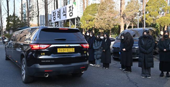 선생님들 눈물의 배웅… ‘대전 초교 흉기 사건’ 피해 학생 고 김하늘(8) 양의 발인식이 치러진 14일 오전 대전 서구 건양대병원 장례식장에서 해당 초교 교사들이 떠나는 운구 차량을 향해 고개 숙여 인사하고 있다.  백동현 기자