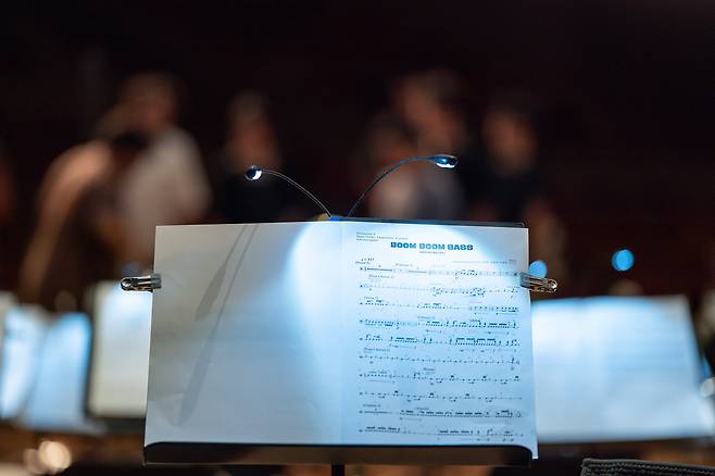 라이즈 ‘붐 붐 베이스’ 악보가 담긴 오케스트라 버전 MV [SM클래식스 제공]