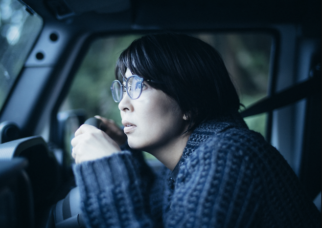 26일 개봉을 앞둔 일본 영화 ‘첫번째 키스’에서 주인공 칸나(마츠 타카코 분)가 도쿄의 수도고속도로 터널을 지나면 15년 전 과거로 타임슬립한다. 영화 스틸컷.