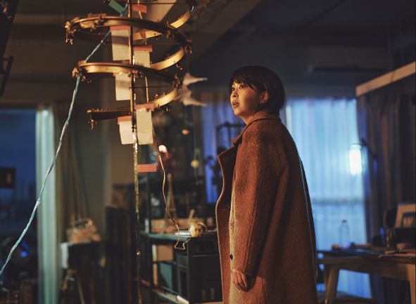 칸나는 남편 카케루의 운명을 되돌리고자 사고 당일의 행적을 모두 기록해두고 경로를 바꾸기 위해 무던히 노력한다. 영화 ‘첫번째 키스’ 스틸컷