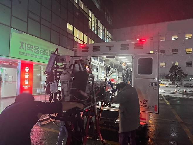 ECMO 치료를 받는 중증환자를 한림대성심병원의 Mobile ICU(중증환자 전담구급차)로 이송하는 모습. [한림대의료원 제공]