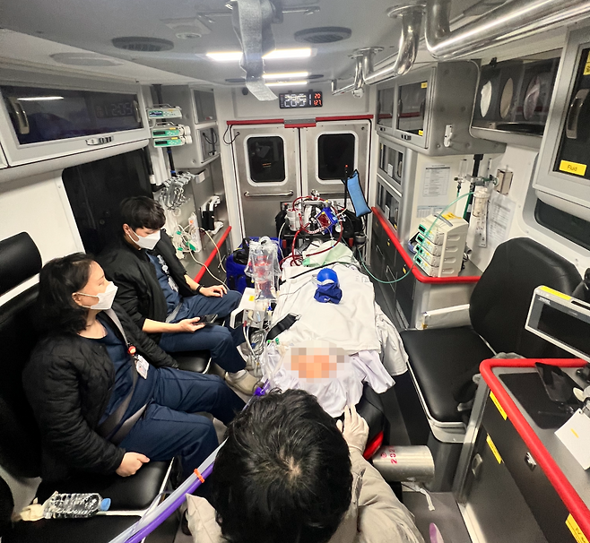 지난달 27일 한림대성심병원이 중증환자 전담구급차 Mobile ICU를 통해 제천에서 안양까지 중증환자를 이송하는 모습. [한림대의료원 제공]