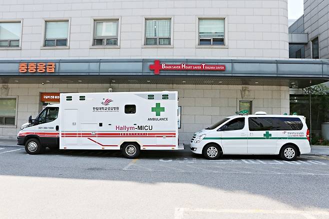 중증환자 전담구급차 Mobile ICU(왼쪽)와 일반 구급차. Mobile ICU는 일반 구급차보다 1.5배 넓고, 많은 내부 전력을 쓸 수 있다. [한림대의료원 제공]