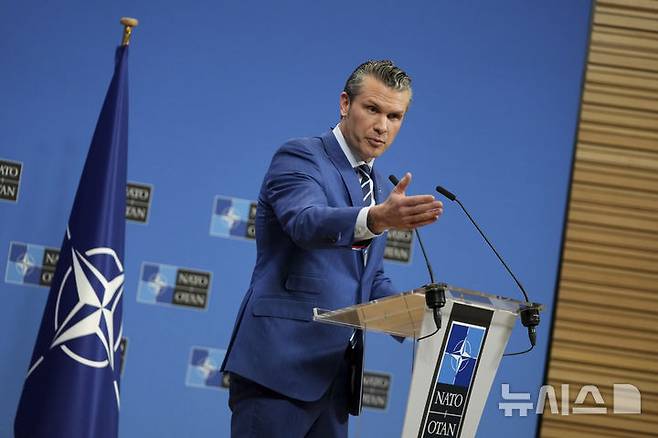 [브뤼셀=AP/뉴시스]피트 헤그세스 미국 국방장관이 13일(현지 시간) 브뤼셀 북대서양조약기구(NATO·나토) 국방장관 회의 이후 기자회견을 하고 있다. 2025.02.14.