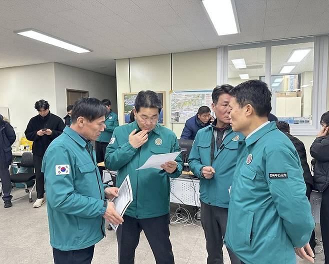 부안 황등도 앞바다 선박 화재와 관련한 재난현장통합지원본부가 변산면 격포 꽃내음센터 1층에 마련됐다. (사진=부안군 제공) *재판매 및 DB 금지