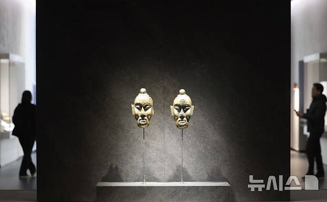 [서울=뉴시스] 김명년 기자 = 14일 오전 서울 용산구 국립중앙박물관 ’선사 고대관‘에 금동 얼굴 모양 장식이 전시돼 있다. 국립중앙박물관은 1층 상설전시 중 구석기실, 신석기실, 청동기실, 고조선  부여 삼한실, 고구려실 개편하고 어린이를 위한 '배움 공간'도 조성했다. 2025.02.14. kmn@newsis.com