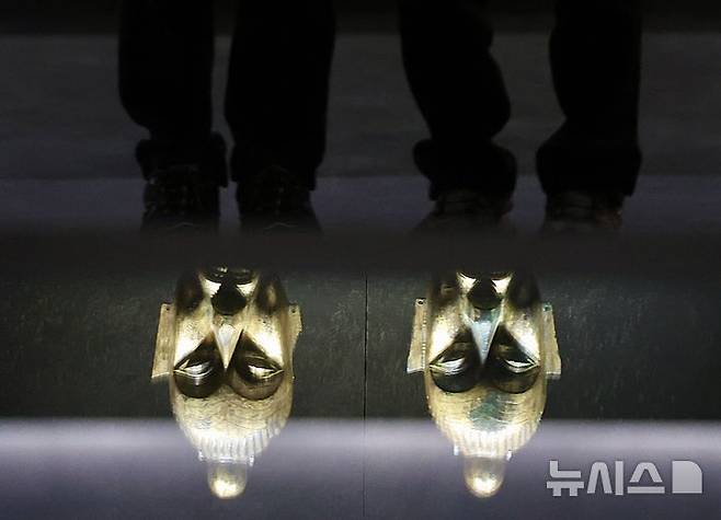 [서울=뉴시스] 김명년 기자 = 14일 오전 서울 용산구 국립중앙박물관 ’선사 고대관‘에 금동 얼굴 모양 장식이 전시돼 있다. 국립중앙박물관은 1층 상설전시 중 구석기실, 신석기실, 청동기실, 고조선  부여 삼한실, 고구려실 개편하고 어린이를 위한 '배움 공간'도 조성했다. 2025.02.14. kmn@newsis.com