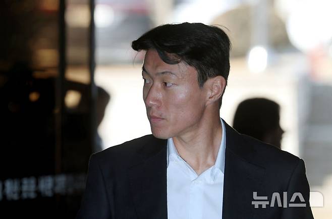 [서울=뉴시스] 김금보 기자 = 축구선수 황의조가 14일 오후 서울 서초구 서울중앙지방법원에서 열린 불법촬영 등 혐의 선고기일 공판에 출석하고 있다. 2025.02.14. kgb@newsis.com