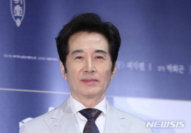 [서울=뉴시스]조수정 기자 = 배우 백윤식씨를 허위로 고소한 혐의로 재판에 넘겨진 전 연인이 항소심에서 감형받았다. 사진은 백윤식씨. 2018.09.11. chocrystal@newsis.com