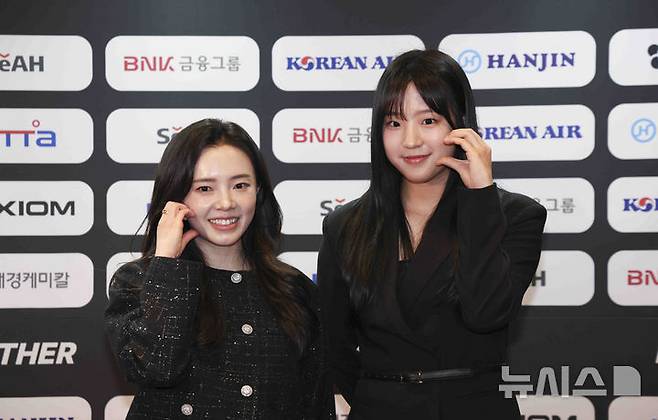 [서울=뉴시스] 김근수 기자 = 탁구선수 전지희와 신유빈이 14일 오후 서울 동대문구 JW메리어트 동대문스퀘어에서 열린 KTTA 어워즈 2025에서 포즈를 취하고 있다. 2025.02.14. ks@newsis.com