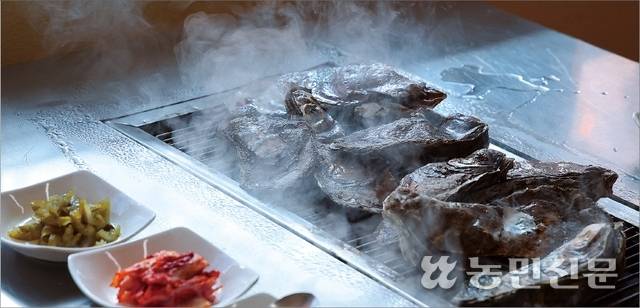 화로 위에서 익어가는 벚굴. 알맹이가 완전히 익기 전에 껍데기를 열어야 한다.