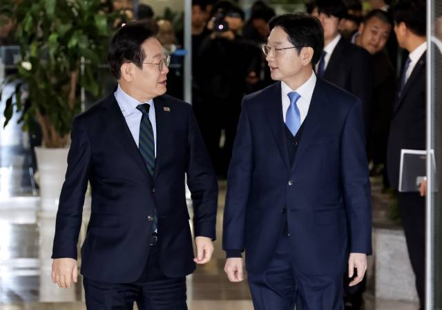 ▲더불어민주당 이재명 대표와 김경수 전 경남도지사가 13일 국회에서 만나 회동 장소로 이동하고 있다. ⓒ연합뉴스