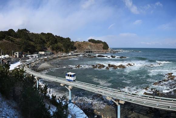 경북 울진 죽변항 인근의 죽변해안스카이레일. 세대 구분 없이 많은 이들이 꾸준히 찾는 스테디셀러다. 죽변항과 후정해변 사이 왕복 4.8㎞ 구간을 오간다.
