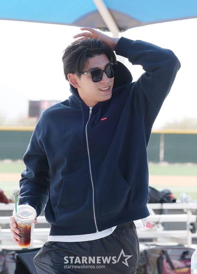 키움 히어로즈 선수단이 14일(한국시간) 미국 애리조나주 메사 애슬레틱 그라운드에서 스프링캠프를 진행했다.  샌프란시스코 자이언츠 이정후가 친정팀인 키움의 전지훈련장을 방문했다. /사진=김진경 대기자