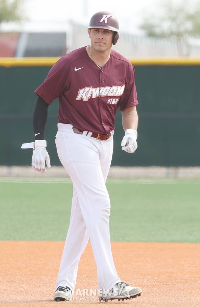 키움 히어로즈 선수단이 14일 미국 애리조나주 메사 애슬레틱 그라운드에서 스프링캠프를 진행했다.  청팀 카디네스가 1회말 첫 타석에서 백팀 선발 로젠버그를 상대로 볼넷을 골라 출루하고 있다. /사진=김진경 대기자