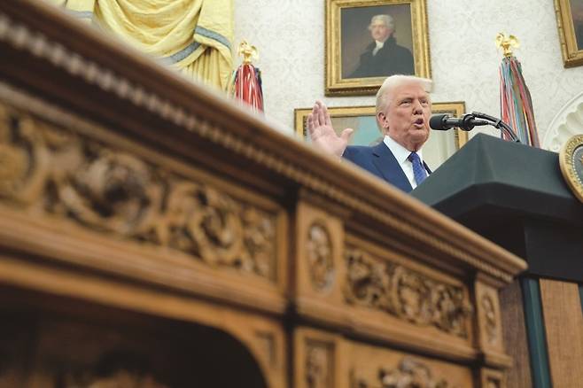 트럼프 대통령의 숱한 행정명령엔 자유기업 자본주의란 철학이 담겨 있다. [사진 | 뉴시스]