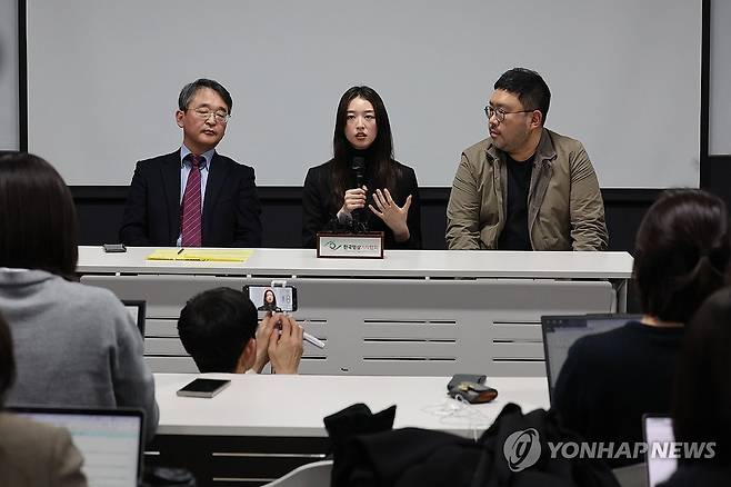 JMS 정명석 17년형 선고 관련 소회 밝히는 메이플 (서울=연합뉴스) 임화영 기자 = 기독교복음선교회(통칭 JMS) 총재 정명석의 여신도 성폭행 피해자인 메이플 씨가 지난 1월 9일 오후 서울 서초구 한국콘퍼런스센터에서 열린 정명석에 대한 대법원 17년형 선고 관련 기자간담회에서 소회를 밝히고 있다.  2025.2.14. hwayoung7@yna.co.kr