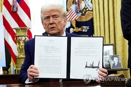 상호관세 각서에 서명한 트럼프 미국 대통령 [워싱턴 로이터=연합뉴스. 재판매 및 DB 금지]