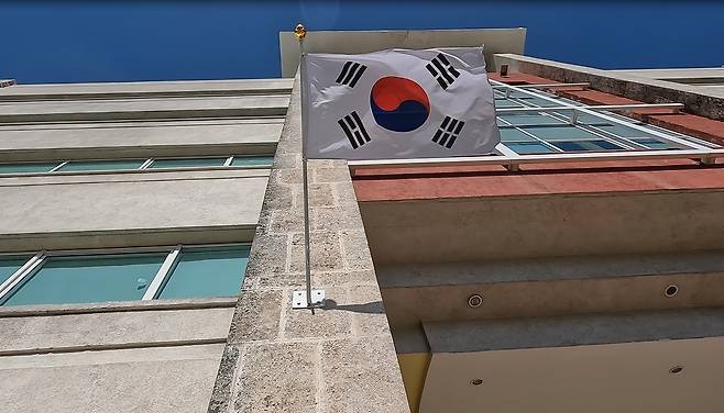 주쿠바 한국대사관이 입주한 건물 외벽에 걸린 태극기 [촬영 이재림 특파원]