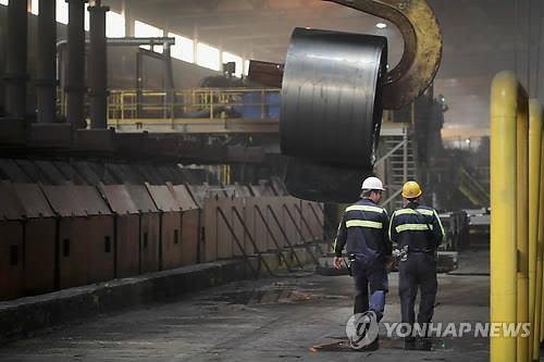 미국 철강 공장 (워싱턴DC AFP=연합뉴스) 미 인디애나주 포티지 소재 NLMK 철강공장에서 두 작업자가 이동하며 대화하는 모습. bulls@yna.co.kr