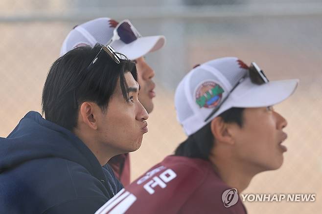 키움 스프링캠프 찾은 이정후 (메사[미국 애리조나주]=연합뉴스) 신현우 기자 = 미국프로야구 메이저리그(MLB) 샌프란시스코 자이언츠 이정후가 13일(현지시간) 키움 히어로즈 스프링캠프가 열린 미국 애리조나 애슬레틱 그라운즈에 방문해 청백전을 관람하고 있다. 오른쪽은 키움 내야수 송성문. 2025.2.14 nowwego@yna.co.kr