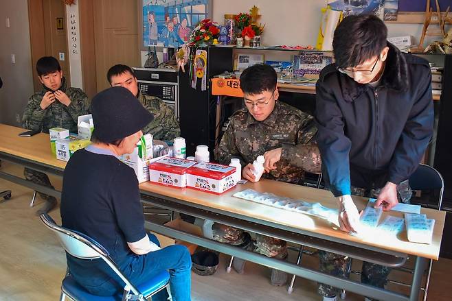 의료 봉사 중인 해병대 1사단 수색대대 [해병대 1사단 제공. 재판매 및 DB 금지]