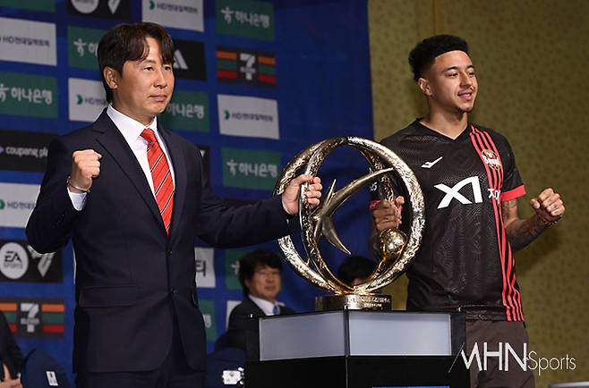 13일 K리그1 개막 미디어데이에 참석해 포즈를 취하는 FC서울 김기동 감독과 제시 린가드