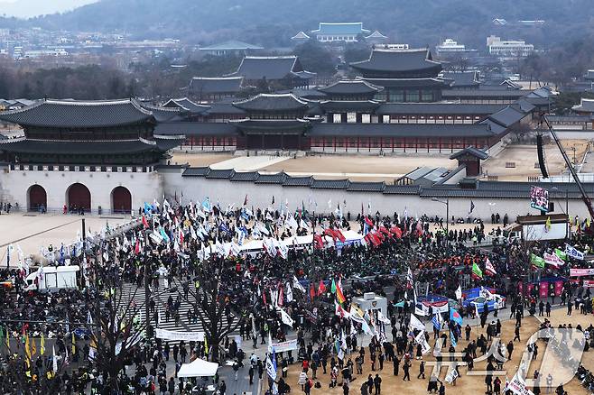 15일 오후 서울 종로구 광화문 일대에서 열린 윤석열 대통령 탄핵 촉구 집회에 참가한 시민들이 대통령 파면을 촉구하고 있다. 2025.2.15/뉴스1 ⓒ News1 장수영 기자