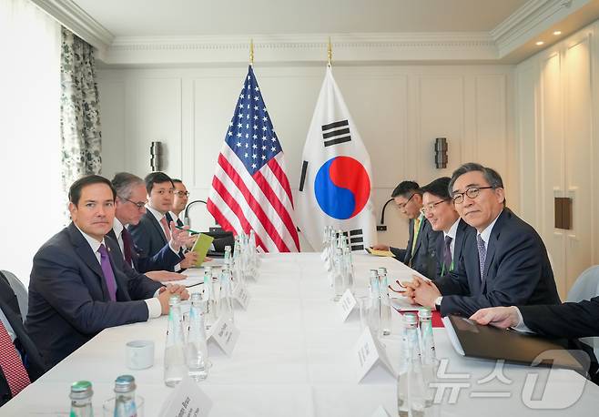 뮌헨안보회의(MSC)에 참석차 독일에 출장중인 조태열 외교부 장관이 15일(현지시간) 오전 독일 뮌헨 바이어리셔 호프 호텔에서 마코 루비오 미 외교장관과 양자 회담을 하고 있다. (외교부 제공. 재판매 및 DB금지) 2025.2.15/뉴스1
