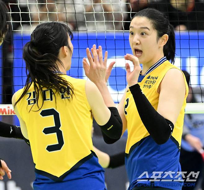 '어쩜 그런 토스를!' 김다인의 토스에 감탄하듯 환호하는 이다현. 수원=허상욱 기자