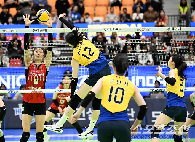 김다인의 토스를 이어 받은 이다현의 속공