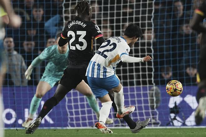 Brighton's Kaoru Mitoma scores during the English Premier League soccer match between Brighton and Chelsea in Brighton, England, Friday, Feb. 14, 2025. (AP Photo/Dave Shopland) <저작권자(c) 연합뉴스, 무단 전재-재배포, AI 학습 및 활용 금지>