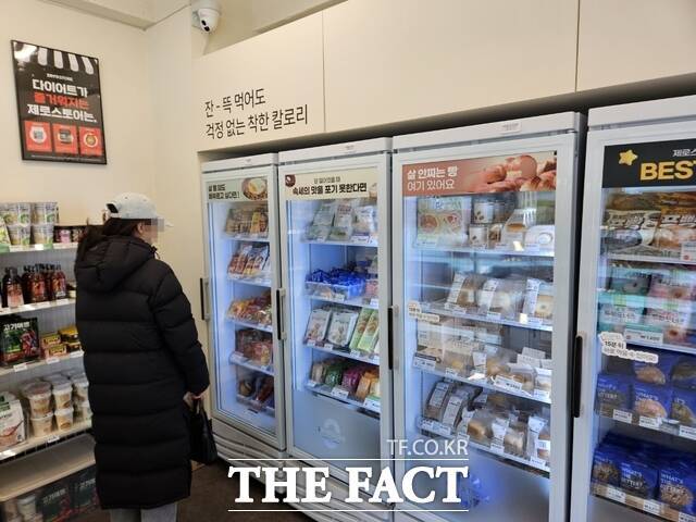 식품업계에서 제로 슈거 제품 개발·출시를 확대하고 있는 가운데 당류를 줄여 출시한 식품들을 구분하는 기준이 주목된다.14일 한 소비자가 서울시 관악구 저당·무설탕·무가당 제품 위주로 판매하는 무인매장을 둘러보고 있다. /우지수 기자