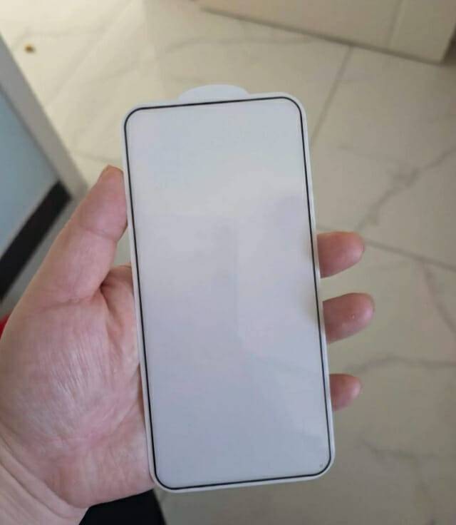 갤럭시S25 엣지의 화면 보호 필름 사진이 공개됐다. (사진=아이스유니버스 엑스)