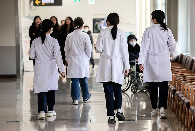 지난 7일 서울시내 대학병원에서 의료진이 이동하고 있다. /뉴시스