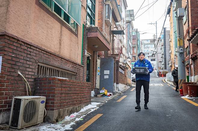 긍정맨 택배 청년 양지훈씨가 배송을 하고 있다. /김용재 영상미디어 기자