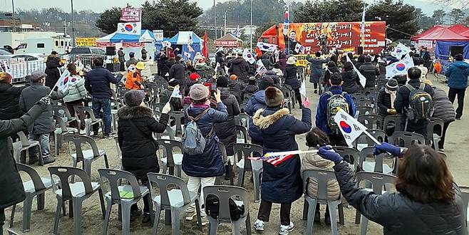 15일 오후 경기 의왕시 서울구치소 정문 앞에서 보수단체 회원 약 100여명이 참여한 가운데 윤석열 대통령 탄핵을 반대하는 집회가 진행되고 있다. 사진=김경수 기자