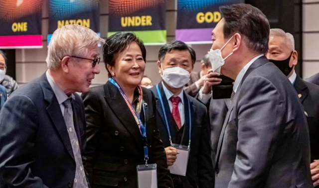 애니 챈 한국보수주의연합(KCPAC) 회장이 2022년 1월 서울 용산구 그랜드하얏트 호텔에서 열린 '대한민국 바로 세우기' 신년 하례회에 참석해 윤석열 당시 대선후보와 인사하고 있다. KCPAC 홈페이지 캡처