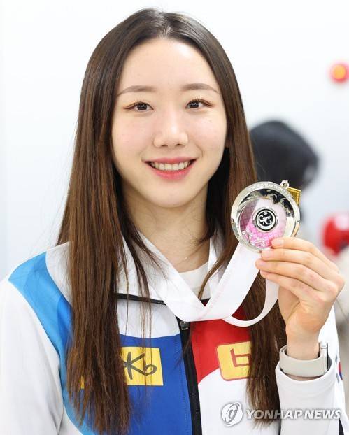 2022-2023 국제빙상경기연맹(ISU) 월드 팀 트로피 대회에서 준우승을 차지한 피겨스케이팅 대표팀 김예림이 17일 오후 김포국제공항을 통해 귀국해 취재진에게 메달을 들어 보이고 있다. 연합뉴스