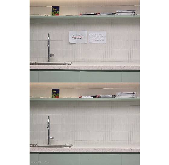 삼성전자의 스마트폰 신제품 '갤럭시S25 울트라'에서 생성AI를 적용한 사진 편집 기능의 예시. 동일한 사진에서 화면 중앙의 A4 용지가 사라졌다. 생성AI로 편집한 사진은 왼쪽 하단에 ‘AI로 생성한 콘텐트’라는 문구가 적힌다. 이가람 기자